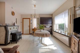 Deze gezinswoning met 3 slaapkamers biedt heel wat potentieel en is ideaal gelegen in Heppen. Alle voorzieningen, zoals winkels, horeca, scholen en openbaar vervoer, bevinden zich op wandelafstand. Dankzij de nabijheid van de N72, N73 en N141 zijn zowel de woning als de omliggende gemeenten vlot bereikbaar.<br /><br />Indeling:<br />We betreden de woning via de inkomhal. Deze geeft meteen toegang tot de ruime woonkamer en de keuken. Via de keuken bereiken we zowel de kelder als de eetkamer met kachel en de berging/wasplaats. Aansluitend op de berging bevindt zich een werkruimte, die eveneens perfect kan dienen als extra bergruimte. Daarnaast is er langs buiten ook een apart toilet bereikbaar.<br /><br />Op de eerste verdieping bevinden zich 3 slaapkamers en een badkamer, uitgerust met een toilet, douche en wastafel. De grootste slaapkamer beschikt bovendien over een aangrenzende ruimte die ideaal kan dienen als dressing.<br /><br />Via een valtrap in de nachthal is ook de handige zolder bereikbaar, die extra opbergruimte biedt.<br /><br />Buitenruimte:<br />Buiten kan u volop genieten van het buitenleven op het ruime perceel van maar liefst 14 a 59 ca. Daarnaast beschikt de woning over een garage.<br /><br />Extra troeven:<br />- Veel potentieel<br />- Ruim perceel van 14 a 59 ca<br />- Rustige en gunstige ligging<br /><br />Renovatieverplichting voor residentiële gebouwen is van toepassing. Meer info: https://energiesparen.be/renovatieverplichting.<br /><br />Voor meer informatie of een bezoek, neem contact met ons op via info@vastengoed.be of bel naar 014/72 73 74.<br /><br />(Wenst u een gratis schatting van uw eigendom? Neem contact met ons op via 014/72 73 74.)