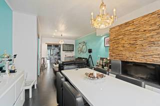 Ben jij op zoek naar een instapklare woning met 3 slaapkamers?<br />Deze volledig gerenoveerde woning (totaalrenovatie in 2008) combineert comfort met een energiezuinige afwerking. Later werd bovendien nog een ruime veranda toegevoegd, wat zorgt voor extra leefruimte en lichtinval. Met een bewoonbare oppervlakte van 198 m² en 2 badkamers biedt deze woning alles wat je nodig hebt voor aangenaam en praktisch wonen!<br /><br />Indeling:<br />Gelijkvloers:<br />- Inkomhal met aparte toilet<br />- Woonkamer<br />- Geïnstalleerde keuken<br />- Veranda (2016) <br />- Garage<br /><br />1ste verdieping:<br />- Nachthal<br />- 2 ruime Slaapkamers waarvan 1 met ensuite badkamer met douche, enkele lavabo en toilet<br /><br />Zolderverdieping:<br />- slaapkamer die momenteel dienst doet als dressing<br /><br />Troeven:<br />- totaalrenovatie van 2008<br />- geïsoleerde buitenmuur met nieuwe gevel<br />- vloerisolatie <br />- EPC C<br />- 15 Zonnepanelen<br />- Nabij invalswegen<br /><br />Mis deze kans niet en plan vandaag nog jouw bezoek in voor het bezoekmoment op zaterdag 25/10 . Een bezoek inplannen kan via de volgende link: of door contact op te nemen met Robbe: robbe.van.der.cammen@albert.immo of 0498 26 28 49<br /><br />Bij Albert kom je thuis!