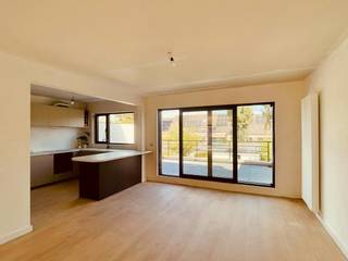 Dit volledig vernieuwbouwde appartement biedt het comfort en de uitstraling van een nieuwbouw, gecombineerd met een ruime en doordachte indeling. Het appartement werd volledig heropgebouwd vanuit casco en is verdeeld over drie verdiepingen. Dankzij de kwalitatieve afwerking, grote raampartijen en royale ruimtes geniet u hier van een bijzonder aangename woonomgeving.<br /><br />Op de leefverdieping bevindt zich de ruime en lichtrijke leefruimte met open keuken. De grote raampartijen zorgen voor een overvloed aan natuurlijk licht en bieden een mooi, open zicht op de omgeving. De moderne indeling en kwalitatieve afwerking sluiten perfect aan bij de hedendaagse woonwensen.<br /><br />Het appartement beschikt over drie volwaardige slaapkamers, waardoor het zowel geschikt is als gezinswoning als voor wie nood heeft aan extra ruimte voor thuiswerk of gasten.<br /><br />Een absolute troef is de royale hobbyruimte op de bovenste verdieping. Deze veelzijdige ruimte kan volledig naar eigen behoefte worden ingericht als bureau, speelkamer, fitnessruimte, hobbykamer of extra ontspanningsruimte. Hierdoor beschikt u over een extra leefruimte die heel wat mogelijkheden biedt.<br /><br />Dankzij de volledige heropbouw vanuit casco geniet u van een appartement met een uitgesproken nieuwbouwgevoel, zonder in te boeten aan ruimte. De combinatie van hedendaags wooncomfort, grote raampartijen, een praktische indeling en een kwalitatieve afwerking maakt dit een bijzonder aantrekkelijke woonst.<br /><br />Er is een aankoopmogelijkheid van een garagebox (35.000 euro). De garage zorgt ervoor dat u steeds over een eigen parkeerplaats beschikt en biedt bovendien extra ruimte voor fietsen, materiaal en opslag.<br /><br />Bent u op zoek naar een vernieuwbouwappartement met 3 slaapkamers en een ruime hobbykamer? Dan is dit ruime appartement, met zijn moderne afwerking, vele mogelijkheden en schitterend uitzicht, zeker een bezoek waard.<br /><br />De algemene voorwaarden van Dewaele DIY kunt u steeds raadplegen via dewaele.com.<br /><br />Bestuursmaatregelen in het maatregelenregister: in aanvraag