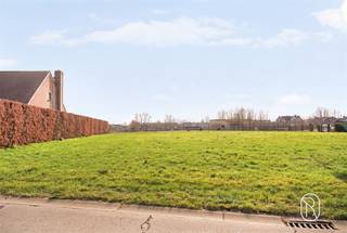 Bent u op zoek naar een uitstekend gelegen bouwgrond voor de realisatie van uw droomwoning? Dan is dit perceel van 718 m² in Deerlijk een unieke opportuniteit.Deze bouwgrond is gelegen in de gegeerde omgeving van Belgiek, met een uitstekende bereikbaarheid en een vlotte verbinding naar de belangrijkste invalswegen. Dankzij de nabijheid van de E17, het centrum van Deerlijk en Waregem geniet u van een ideale combinatie van rust, bereikbaarheid en wooncomfort.Troeven van deze bouwgrond:✔ Perceeloppervlakte van 718 m²✔ Gelegen op een uitstekende locatie in Deerlijk (Belgiek)✔ Vlotte verbinding met de autosnelweg E17✔ Nabij het centrum van Deerlijk en Waregem✔ Scholen, winkels en voorzieningen op wandelafstand✔ Geen bouwverplichting✔ Ideaal voor zowel eigen bewoning als investeringExtra mogelijkheid:Er is tevens de mogelijkheid om een tweede bouwgrond van dezelfde oppervlakte aan te kopen, ideaal voor projectontwikkeling, familieleden of investeerders.Interesse?Contacteer Immo Beguin voor meer informatie of een bezoek ter plaatse via arne@immobeguin.be.