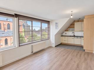 <div>
<h3>Dakappartement met extra polyvalente ruimte in hartje Arendonk</h3>
<p>Op een uitstekende ligging, midden op de markt van Arendonk, bevindt zich dit gezellige dakappartement met één slaapkamer én een extra polyvalente ruimte onder het dak. Ideaal voor starters, alleenstaanden of investeerders die op zoek zijn naar een instapklaar appartement op wandelafstand van winkels, horeca en openbaar vervoer.</p>
<p>Het appartement is gelegen op de derde verdieping en bereikbaar via de trap of deels met de lift (tot de tweede verdieping). De inkomhal geeft toegang tot een praktische berging met cv-installatie, een aparte wasberging en de badkamer, voorzien van douche, toilet en badkamermeubel.</p>
<p>De lichtrijke woonkamer met open keuken vormt het hart van het appartement en geniet van een aangename ligging aan de voorzijde van het gebouw. Verder beschikt het appartement over een ruime slaapkamer.</p>
<p>Een extra troef is de verrassende zolderverdieping, bereikbaar via een vaste trap die discreet achter een schuifwand in de woonkamer is weggewerkt. Deze ruimte kan perfect dienst doen als hobbykamer, bureau, logeerkamer of extra slaapkamer.</p>
<p>Voor optimaal wooncomfort is zowel in de woonkamer als op de zolderverdieping airconditioning aanwezig.</p>
<p>Achteraan het gebouw beschikt u bovendien over een privatieve berging, ideaal voor fietsen en afvalcontainers.</p>
<h3>Troeven</h3>
<p>✔ Centrale ligging op de markt van Arendonk<br />✔ Ruime slaapkamer + extra polyvalente zolderruimte<br />✔ Airconditioning aanwezig op beide verdiepingen<br />✔ Privatieve berging achteraan het gebouw<br />✔ Lift aanwezig tot de tweede verdieping<br />✔ Ideaal als eigen woning of investering</p>
<h3>Technische gegevens</h3>
<ul>
<li>Bouwjaar: 1994</li>
<li>Verwarming op aardgas</li>
<li>PVC schrijnwerk</li>
<li>EPC: 312 kWh/m²/jaar</li>
</ul>
<p><strong>Bent u op zoek naar een betaalbaar appartement met extra ruimte op een toplocatie in het centrum van Arendonk? Dan is dit pand zeker een bezoek waard!</strong></p>
</div>