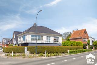 [[ DIT PAND NEEMT DEEL AAN DE ERA OPEN HUIZEN DAG OP 13/6 VAN 16:00 TOT 17:00 ]]
Bent u op zoek naar een ruime woning op een uitstekende locatie? Dan is deze splitlevelwoning aan de Bevrijdingslaan 32 in Meerhout zeker een bezoek waard. Dankzij het gunstige EPC, de praktische indeling en de vele bergruimtes is deze woning ideaal voor wie comfortabel en ruim wil wonen. Daarnaast geniet u hier van een aangename vlot bereikbare woonomgeving waar alle dagelijkse voorzieningen (winkels, scholen, openbaar vervoer, invalswegen) binnen handbereik zijn.<br /><br /><strong>Troeven:</strong>
<ul><li>Gunstig EPC: label-B</li><li>3 slaapkamers, mogelijkheid tot 4 slaapkamers</li><li>Inpandige garage én carport (parkeren motorhome mogelijk)</li><li>Reeds uitgevoerde renovaties: dak, ramen, keuken, badkamer</li><li>Veel bergruimte</li><li>Aangename tuin</li><li>Centrale en gunstige ligging</li></ul>
<strong>Indeling:</strong>

<ul><li>Gelijkvloers: inpandige garage, wasplaats en meerdere bergruimtes + mogelijkheid 4de slaapkamer</li><li>1ste verdieping: inkomhal, leefruimte, keuken, eetkamer, badkamer, slaapkamer 1</li><li>2de verdieping: slaapkamer 2, slaapkamer 3 en apart toilet</li></ul>
Kortom, een ruime en veelzijdige woning met tal van mogelijkheden, ideaal voor wie comfortabel wil wonen op een uitstekende locatie. Contacteer ons vandaag nog voor een bezoek en ontdek zelf het potentieel van deze woning!