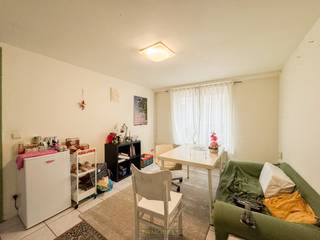 Knusse stadswoning met statige voorgevel 3 SLAAPKAMERS en ingerichte zolderruimte , een BADKAMER en doucheruimte in het hart van Gent op WANDELAFSTAND van winkels, horeca, openbaar vervoer, universiteiten en andere voorzieningen. Dankzij haar STERKE LOCATIE vormt deze woning, mits MODERNISERING, de IDEALE STADSWOONST voor een gezin , perfect voor wie wil wonen in het BRUISENDE CENTRUM van Gent.<br />Via de inkomhal heeft u toegang tot de woonkamer, de keuken ,een doucheruimte en de kelder. Op de 1ste verdieping bevindt zich een ruime slaapkamer, gevolgd door een 2de slaapkamer op de 2de verdieping. De 3de verdieping omvat een 3de slaapkamer met een badkamer. De zolderverdieping is ingericht als 4de slaapkamer, ideaal als logeerkamer.<br /><br />Adres: Geraard Mercatorstraat 46 te Gent<br /><br />EPC: 215kWh, G-score en P-score A, Geen renovatieverplichting van toepassing