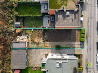 <p><span>Ready-to-build project with environmental permit: smartly designed investment property</span></p><p><span>Are you looking for a profitable project with minimal lead time and maximum profit margin? This </span><span>fully permitted building lot</span><span> offers space for a small-scale building comprising </span><span>three residential units</span><span> with two carports, a bicycle shed, and a trash storage area. Thanks to the favorable, already available </span><span>soil investigation report</span><span> and the irrevocable permit, you can </span><span>begin construction</span><span> almost </span><span>immediately</span><span>.</span></p><p><span>This project excels in </span><span>technical and cost-efficient construction</span><span>. The well-thought-out design requires </span><span>no elevator and no basement</span><span>, which significantly reduces construction costs and minimizes future maintenance costs for the homeowners’ association. This makes the project ideally suited for a smooth off-plan sales process or as a stable-value income property for your own portfolio.</span></p><p><span>The layout perfectly meets the current market demand from singles, first-time buyers, and investors:</span></p><ul><li><span>Ground Floor:</span><span> A comfortable two-room apartment with a private terrace and small garden.</span></li><li><span>Upper floors:</span><span> Two identical, easy-to-build one-bedroom apartments with terraces. The spacious terrace on the first floor, with an unobstructed view of the railroad tracks, is a major commercial asset.</span></li></ul><p><span>All plans, technical details, and return-on-investment calculations are available for you at our office. Contact us today to launch this efficient project right away.</span></p>