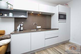 Gerenoveerd appartement met 1 slaapkamer te koop in Nieuwpoort. De lichtrijke leefruimte sluit aan op een terras met adembenemend uitzicht over het hinterland. Moderne keuken, vernieuwde badkamer met douche en kwalitatieve afwerking.