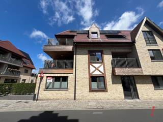 Gelijkvloers appartement met een oppervlakte van 150 m2 met privé terras en tuintje. Dit pand omvat een inkomhal met gastentoilet, berging, via...