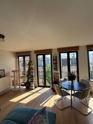 Lichtrijk appartement met terras nabij het Eilandje<br /><br />Dit instapklare en energiezuinige appartement van ca. 70 m² is ideaal gelegen vlakbij het Eilandje. Je steekt simpelweg de straat over en bevindt je meteen tussen tal van winkels, gezellige horecazaken en sportfaciliteiten. Bovendien is er steeds vlot parkeergelegenheid in de straat, bevindt het openbaar vervoer zich op wandelafstand en is er een fietsenstalling voorzien voor 2 fietsen, wat zorgt voor extra comfort en mobiliteit.<br /><br />Het appartement bevindt zich op de derde verdieping en baadt in het licht dankzij de grote raampartijen, wat zorgt voor een bijzonder aangename en open sfeer. De slimme indeling en kwalitatieve afwerking geven het geheel een modern loftgevoel.<br /><br />Het gebouw zelf dateert van 1950, maar het appartement werd volledig nieuw opgebouwd in 2018. Hierdoor geniet je van hedendaags wooncomfort, moderne technieken en een uitstekende isolatie, terwijl je toch in een karaktervol gebouw woont.<br /><br />De lichtrijke leefruimte sluit naadloos aan op een volledig geïnstalleerde keuken. Verder beschikt het appartement over:<br /><br />- Een apart toilet<br />- Een inkomhal met ingebouwde kast<br />- Een praktische berging met tal van legplanken (veel opbergruimte!)<br />- Een moderne badkamer met inloopdouche<br />- Een ruime slaapkamer met ingebouwde kasten, vast kledingrek én airconditioning voor optimaal comfort het hele jaar door<br /><br />Het gezellige terras vormt een extra troef en biedt een fijne buitenruimte om te ontspannen.<br /><br />Daarnaast is het appartement volledig geïsoleerd en energiezuinig, wat zorgt voor een aangenaam wooncomfort en lagere energiekosten. Er is bovendien een privatieve kelderruimte inbegrepen.<br /><br />Extra pluspunten:<br /><br />- Geen lift aanwezig → zeer lage gemeenschappelijke kosten (slechts €17,50/maand)<br />- Mogelijkheid tot overname van meubilair (eettafel, stoelen, zetel en bed)<br />- Houten lamellen, verlichting en het witte aluminium kledingrek in de slaapkamer zijn inbegrepen in de prijs