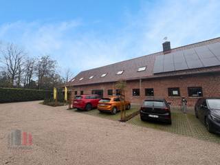 Unieke kantoorruimte van 375 m² te huur in een authentieke hoevestijl. De locatie is strategisch gelegen in Sint-Amandsberg en vlakbij de R4,...