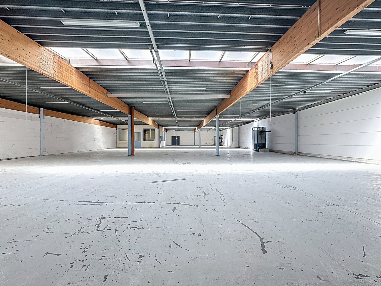 Loods / magazijn met bijhorende grond te koop in Sint-Lievens-Houtem - foto 1