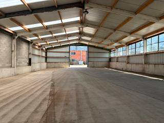 <p><span>Gelegen aan de Rue du Halage 13 in Ittre, biedt dit magazijn van ongeveer </span><strong><span>450 m²</span></strong><span> een ruime en functionele opslagruimte, ideaal voor het stockeren van goederen, materiaal of andere zaken waarvoor een grote opslagoppervlakte nodig is.</span></p>
<p><span>Het gebouw beschikt over een </span><strong><span>geïsoleerd dak</span></strong><span>, wat zorgt voor geschikte omstandigheden voor de opslag van uw goederen. Op de site zijn </span><strong><span>gemeenschappelijke toiletten</span></strong><span> beschikbaar.</span></p>
<p><span>Het magazijn bevindt zich in een rustige en aangename omgeving, nabij het centrum van Ittre en de belangrijkste verbindingswegen. De locatie is bovendien praktisch voor professionele en logistieke activiteiten.</span></p>
<p><span>Een interessante oplossing voor bedrijven, zelfstandigen of particulieren die op zoek zijn naar een ruime en vlot bereikbare opslagruimte in de regio.</span></p>