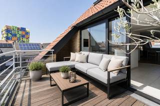 [[ DIT PAND NEEMT DEEL AAN DE ERA OPEN HUIZEN DAG OP 13/6 VAN 11:00 TOT 12:00 ]]<br /><br /><strong>Heist: Instapklaar duplexappartement te koop met twee slaapkamers en ruim zuidgericht terras in Heist. </strong><br /><br />Bent u op zoek naar een ruim en instapklaar appartement op een gunstige ligging in Heist? Dan is dit verzorgde doorloop appartement in de Westkapellestraat 10 zeker een bezoek waard. Het appartement beschikt over een praktische indeling en biedt alle comfort voor wie op zoek is naar een aangename woonomgeving nabij winkels, openbaar vervoer en het centrum van Heist.<br /><br /><strong>Indeling: </strong><br />1ste verdiep: Inkomhal met gastentoilet, ruime en lichtrijke leefruimte met toegang tot terras vooraan, open keuken met toegang tot het ruim zuidgericht terras achteraan, berging. <br /><br />2de verdiep: 2 volwaardige slaapkamers, badkamer met toilet, zolder.<br /><br /><strong>Troeven: </strong>
<ul><li>Instapklaar en lichtrijk. </li><li>Centrale ligging in Heist, nabij winkels, horeca en openbaar vervoer. </li><li>Ruim zuidgericht terras achteraan.</li><li>Dubbele kelderberging.</li><li>Mogelijkheid tot het aankopen van een garagebox.</li></ul>
Meer info? Contacteer Ayita op 0496 13 43 12 of via ayita@eraservimo.be