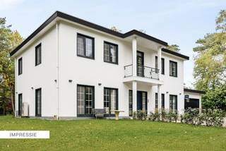 Entrez dans un monde de tranquillité et d'espace. Cette villa unique, située dans un quartier résidentiel verdoyant de Schoten.<br /><br />En entrant dans la maison, vous serez immédiatement séduit par le majestueux hall d'entrée, où un élégant escalier espagnol attire votre regard vers le haut. L'espace de vie ouvert baigne dans la lumière naturelle grâce à de grandes baies vitrées qui créent une connexion harmonieuse avec le jardin magnifiquement aménagé.<br />La cuisine moderne - spacieuse et fonctionnelle - est un endroit où la cuisine devient une expérience. Grâce au cellier attenant, tout reste bien rangé. Ici, vous vivez dans une maison qui respire : lumière, ouverture.<br />Derrière des vitres, discrètement intégré du côté jardin de la maison, se trouve la piscine intérieure entièrement fermée. Que ce soit en été ou en hiver, vous pourrez profiter ici en toute intimité de moments de détente avec vue sur la verdure.<br />Au rez-de-chaussée, vous trouverez également :<br />- Un espace bureau confortable pour ceux qui travaillent à domicile<br />- Des toilettes pour les invités et une buanderie séparée - pratique et réfléchi<br /><br />Au premier étage, vous découvrirez quatre chambres spacieuses, chacune baignée de lumière naturelle. Trois chambres disposent d'une salle de bains privative, offrant confort et intimité - idéal pour les familles nombreuses ou les invités en séjour.<br /><br />Le sous-sol surprend par un espace bien-être et détente luxueux. Pensez à une salle de fitness privée, une salle de billard, un sauna avec douche séparée et un espace de loisirs chaleureux.<br /><br />Points forts :<br />- Un espace et une lumière abondants dans chaque pièce<br />- De grandes baies vitrées avec vue sur la verdure<br />- Piscine intérieure avec vue sur le jardin pour toutes les saisons<br />- Panneaux solaires avec stockage de batterie de 10 000 kWh<br />- Pompe à chaleur économe en énergie et récupération d'eau de pluie<br />- Système d'arrosage automatique du jardin avec eau souterraine<br />- Garage pour deux voitures<br />- Quatre chambres spacieuses, dont trois avec salle de bains attenante<br />- Espace bien-être complet au sous-sol