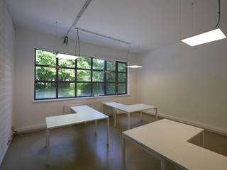 Ontdek dit bijzondere kantoor in het hart van Edegem, ideaal gelegen en omgeven door groene rustieke charme. De uitnodigende voorgevel met...