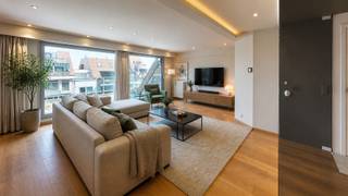 Op een topligging in de Lippenslaan, midden in het centrum van Knokke, bevindt zich dit te renoveren duplex dakappartement. Gelegen op wandelafstand van het strand, winkels en restaurants.<br />Het appartement beschikt over een lichtrijke leefruimte met een groot terras. Ook de keuken achteraan is naast een tweede terras gelegen. Dankzij de grote raampartijen geniet u van natuurlijk licht.<br />Met drie volwaardige slaapkamers biedt dit appartement tal van mogelijkheden, zowel voor eigen gebruik als investering. Daarnaast zijn er twee badkamers, wat zorgt voor extra comfort en praktisch gemak.<br />Er is de mogelijkheid om een ruime garagebox voor 2 wagens aan te kopen in een nabijgelegen residentie. (ca. 11 meter lang).