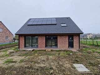 De foto's zijn een voorbeeld van een verkochte (bijna afgewerkte) woning.<br />U heeft nog complete inspraak in stijl &amp; indeling bij de bouw van uw woning.<br /><br />Deze energieneutrale nieuw te bouwen woning in een rustige, kindvriendelijke buurt biedt alles voor een comfortabel gezinsleven:<br /><br /><strong>Ruimte &amp; luxe:</strong> 3 slaapkamers, een moderne keuken met hoogwaardige apparatuur, en een volledig uitgeruste badkamer met bad én douche.<br /><strong>Groene toekomst:</strong> Energieneutraal wonen voor lage kosten en een duurzame levensstijl.<br /><strong>Ideale ligging:</strong> Veilig voor kinderen en op korte afstand van de zee, de duinen en de gezellige boulevard van Blankenberge.<br /><br />Voor meer info, aarzel niet ons te contacteren.<br />Zie www.dimmowoning.be voor de prijs alle kosten inclusief!<br /><br /><strong>Er is een voorwaarde verbonden dat u zelf moet gaan wonen in de woning.<br />Dit kan niet als investering worden aangekocht.</strong>