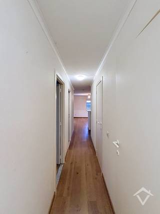 Dit verzorgd hoekappartement dat 2 slaapkamers telt, en verder bestaat uit inkom, vestiaire, gastentoilet, living, halfopen ingerichte keuken, 2 slaapkamers en badkamer heeft bovendien een zuidwestgericht terras. Dit zonneterras biedt een lateraal zeezicht en ook zicht op hinterland, duinen die vlakbij liggen. De zeedijk en het strand liggen op 250 m stappen (kindvriendelijk traject, geen baan over te steken). Ook voor het nemen van de kusttram (die een vlotte verbinding geeft richting De Panne, maar ook richting Oostende tot Knokke), ligt een halte vlakbij. Verwarming elektrisch die gemakkelijk in gebruik is (gezien de oppervlakte van 80 m² bedraagt, is verbruik heel schappelijk + EPC C). Er is geen aansluiting voor de wasmachine aanwezig. Bij voorkeur vaste domicilie, al kan hiervan afgeweken worden, mits betalen van een 2de verblijfstaks. Onmiddellijk beschikbaar. Huurprijs € 795 + € 90 gemeenschappelijke kosten (forfait).