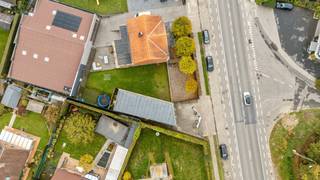 Instapklaar handelspand met zichtlocatie tussen Roeselare en Beitem<br /><br />Ben je zelfstandige en op zoek naar een praktisch handelspand op een toplocatie?<br /><br />Dit instapklare pand ligt op de verbindingsweg tussen Roeselare en Beitem, met uitstekende bereikbaarheid en goede visibiliteit voor jouw zaak.<br /><br />Het gelijkvloers is ingericht als moderne kantoor- of handelsruimte, klaar om meteen in gebruik te nemen. Op de verdieping bevindt zich een ruime open ruimte die je volledig naar eigen smaak en behoeften kunt afwerken, ideaal voor extra kantoorruimte, praktijk, atelier of showroom.<br /><br />Voor het pand zijn privatieve parkeerplaatsen voorzien, en dankzij de volledige kelderverdieping beschik je over extra stockage- of archiefruimte.<br /><br />Troeven:
<ul>
	<li>Topligging tussen Roeselare en Beitem</li>
	<li>Instapklaar: onmiddellijk inzetbaar voor jouw activiteit</li>
	<li>Volledig onderkelderd</li>
	<li>Parkeergelegenheid voor de deur</li>
	<li>Veel potentieel voor zelfstandigen of vrije beroepen</li>
</ul>
<br />📅 Interesse?<br />📞 0498 44 78 00<br />📧 info@maximevanneste.be<br /><br /> 