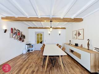 Bent u op zoek naar een tijdelijk, instapklaar thuis in de regio Mechelen? Dit prachtige vastgoed aan De Hamer biedt de ideale oplossing voor wie flexibel wil wonen in de gegeerde buurt Pasbrug. Als u momenteel geen huis wilt kopen, maar direct wilt genieten van alle comfort, dan is dit volledig ingerichte huis perfect voor u. De verhuur loopt voor een vaste duur van één jaar, met de startdatum op één augustus. Dit is een unieke kans voor mensen die de lokale huizenmarkt rond Mechelen rustig willen verkennen in plaats van meteen een pand te koop te zoeken.De indeling van het huis is als volgt:Gelijkvloers: een gezellige leefruimte, een volledig ingerichte keuken, een wasplaats, een apart toilet en een inpandige garage.Eerste verdieping: twee grote slaapkamers, een grote badkamer en een heerlijk zonneterras.Zolderverdieping: een ruime opbergzolder.De troeven en bereikbaarheid van de ligging:- Rustige ligging: Gelegen in de gezellige wijk Pasbrug op de grens van Mechelen met Bonheiden, in een aangename en residentiële omgeving.- Uitstekend bereikbaar: Het station Mechelen-Nekkerspoel bevindt zich vlakbij, waardoor openbaar vervoer, scholen en winkels vlot bereikbaar zijn.- Vlotte verbindingen: Dankzij de nabijheid van belangrijke invalswegen bent u ook met de auto snel onderweg.Wil je een bezoek inplannen en de woning zelf ontdekken? Aarzel dan niet om een bezoekaanvraag in te dienen via onze website via de daar voorziene rode balk.