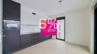 <span><strong>80% VERKOCHT!<br />Geniet van 6% btw, ook interessant voor investeerders! Informeer naar de voorwaarden.<br /><br /></strong>Wij zijn ook elke woensdag van 13 uur tot 16 uur aanwezig. Agnetenpark, Altijd thuis, overal dichtbij...</span><br /><br />Agnetenpark is een échte nieuwe buurt met verschillende woningtypes voor iedereen en voor elke (gezins)situatie. Maar in Agnetenpark leef je niet alleen op maat van de mensen maar ook op maat van morgen. Zo is er aandacht voor duurzame energie - denk maar aan zonnepanelen, geothermie (warmtepomp met aardwarmte) en waterrecuperatie - én duurzame mobiliteit. De woningen dragen ook het BEN-label (Bijna Energie Neutraal). Het E-peil ligt onder E20 waardoor er 5 jaar vrijstelling is op het kadastraal inkomen. Ook wordt er in Agnetenpark gezorgd voor het beste wooncomfort. Ondergrondse staanplaatsen, kelder- en fietsenbergingen zorgen voor het mobiele comfort. <br /><br /><span><strong>Parkwoningen B - Residentie Pieter Bruegel - APP 2.5</strong></span><br />- 2de verdieping;<br />- bewoonbare oppervlakte: 72,88m²;<br />- oppervlakte terras 7,47m²;<br />- 1 slaapkamer;<br />- berging aan de keuken;<br />- leefruimte;<br />- open ingerichte keuken;<br />- ingerichte badkamer; <br />- apart gastentoilet;<br />- standplaats en berging in de afgesloten parkeerkelder.<br /><br />De materiaalkeuzes voor dit appartement werden gemaakt.<br /><br />Vermelde prijs is exclusief ondergrondse parkeerplaats, berging en/of fietsenparking en exclusief registratie, BTW en notariskosten.<br /><br />
<p>In dit project is geïnvesteerd in een efficiënt en duurzaam geothermisch verwarming en koeling systeem (KWO systeem) dat samen met zonnepanelen en warmtepompen zorgt voor een zeer lage energiefactuur. Meer info over dit systeem vind je hier: www.jansenrealestate.be/wat-is-een-kwo-systeem</p>
<br />Een gevarieerd aanbod met een topafwerking, zorg voor de toekomst, het heden en het verleden, dat is wat het groene project Agnetenpark omschrijft. Bovendien komt dit project in aanmerking voor aankoop aan 6% btw (onder voorwaarden). Wij ontzorgen je ook voor de verkoop van je huidige woning! Voor meer uitleg helpen we je graag verder.