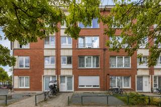 Voor verdere info of een vrijblijvende waardebepaling van uw eigendom: marco@homixx.be of 016199343.<br /><br />Als uw professionele vastgoedpartner stellen we u met trots dit gezellige en praktisch ingedeelde appartement voor, gelegen op een oppervlakte van 82 m². Dit pand biedt een uitstekende combinatie van wooncomfort, ruimte en een zorgeloze indeling. Ons gedreven team staat klaar om u persoonlijk te begeleiden en het aankoop- of verkoopproces volledig te vereenvoudigen. <br /><br />Bij het betreden van het appartement komt u via de inkomhal terecht in de sfeervolle leefruimte. De leefruimte sluit naadloos aan op de afgesloten keuken, die ideaal is voor wie houdt van een duidelijke scheiding tussen koken en ontspannen. Vanuit het appartement stapt u direct op het aangename terras, waar u in alle rust kan genieten van buiten zijn. <br /><br />Het appartement beschikt over 2 volwaardige slaapkamers, 1 bureauruimte en een netjes ingerichte badkamer. Daarnaast is er een handige kelderruimte aanwezig, die voorziet in ruime opbergmogelijkheden. Een uitstekende opportuniteit voor wie op zoek is naar een comfortabele thuis of een waardevolle investering op een goede ligging.