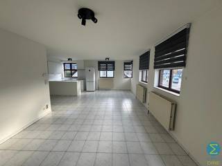 <strong>Gezellig 2-slaapkamerappartement op de 1ste verdieping nabij het centrum van Retie.</strong><br /><br /><span>Indeling:</span> inkomhal met een afzonderlijke toilet en ruimte voor een vestiairekast. De woonkamer is ruim van opzet en grenst aan de open keuken. De keuken is voorzien van elektrisch kookvuur, dampkap, spoelbak en grote koelkast met vriezer. In het nachthalgedeelte zijn er 2 slaapkamers en een nette badkamer met lavabo en douche. Uw aansluiting voor de wasmachine kan u terugvinden in de privatieve berging op het gelijkvloers. Aan de achterzijde van het gebouw is nog een afgesloten garagebox.<br /><em>Gemeenschappelijke kosten inbegrepen in de huurprijs! </em><br /><br /><span>Beschikbaar:</span> snel, steeds in overleg met de eigenaars<br /><br /><span>Specificaties:</span><br />* Het appartement werd zopas volledig nieuw geschilderd en is dus instapklaar!<br />* Er zijn overal gordijnen en verlichtingselementen voorzien. <br />* Afzonderlijke wasberging op het gelijkvloers<br />* Afgesloten garagebox aan de achterkant van het gebouw<br />* Gezamelijke tuin waar u kan vertoeven en genieten van het goede weer.<br />* Gemeenschappelijke kosten inbegrepen in de huurprijs<br />* Verwarming op aardgas