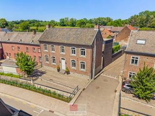 Prachtig authentiek herenhuis met ruime loods en garage in de Voerstreek! Woonopp. 336 m² en perceel 2.426 m². De woning werd grondig gerenoveerd (2014 - 2017) en afgewerkt met hoogwaardige materialen. Zo is de woning voorzien van een riante woonkamer met compleet ingerichte open keuken, 4 slaapkamers en een ruime zolder met mogelijkheid tot 2 extra kamers. De achtertuin heeft een mooi stenen terras en een ruime oprit die leidt naar de garage en loods.<br /><br />De woning wordt omringd door fraaie natuur met een wijd vertakt wandel- en fietsgebied langs landerijen, kastelen en weilanden. Ook grote steden zoals Maastricht, Aken, Luik en Eupen zijn makkelijk bereikbaar.<br /><br />Bezichtig deze woning ook digitaal en 'loop' zelf door de woning. Kijk daarvoor op onze website of via:<br />my.matterport.com/show/?m=8aESBFNxT3V<br /><br />INDELING:<br /><br />Begane grond:<br />- Inkomhal met vestiaire en apart toilet;<br />- Kantoor/slaapkamer met toegang tot de gewelfde kelder;<br />- De riante woonkamer heeft grote raampartijen en staat in verbinding met de keuken en tuin;<br />- De open keuken is compleet ingericht en heeft een prachtig kookeiland v.v. een granieten werkblad; <br />- Berging met spoelbak en aansluitingen voor wasmachine en droogkast;<br /><br />1e verdieping:<br />- Ruime overloop met toegang tot de badkamer en 3 slaapkamers (21 m², 26 m² en 27 m²);<br />- De badkamer is uitgerust met een comfortabel ligbad, inloopdouche, dubbele wastafel en vloerverwarming;<br />- Apart toilet;<br />- De trap is op maat gemaakt met eiken hout en smeedijzer; <br /><br />Zolder:<br />- De ruime zolder biedt u de mogelijkheid om nog 2 extra kamers te realiseren;<br />- Er is eveneens een mogelijkheid om een extra badkamer te realiseren, het leidingwerk is tot op de verdieping voorzien (evt. met toilet).<br /><br />Kelder:<br />- Prachtig gewelfde kelder;<br />- volledig opnieuw uitgegraven;<br />- Voorzien van een eiken vloer;<br />- Ideaal te gebruiken als wijnkelder;<br /><br />Tuin:<br />- Ruime tuin, volledig omheind en v.v. een verhoogd terras en uitgestrekt gazon;<br />- Garage met sectionaal poort en plaats voor 1 auto;<br />- Loods (circa 115 m²) met sectionaalpoort en v.v. gas, water en elektriciteit;<br /><br />Techniek: <br />- Volledig geïsoleerd (dak-, muur- en vloerisolatie en HR++ isolerende beglazing);<br />- De gehele begane grond + badkamer zijn v.v. vloerverwarming;<br />- De woning is voorzien van een warmtepomp van Stiebel Elton (mei 2026) en 30 zonnepanelen, waardoor een hernieuwd energielabel een upgrade zal hebben. <br /><br />Keukenapparatuur:<br />- Inductieplaat (Neff), <br />- Uitschuifbare afzuigkap (Neff), <br />- 2 combi-ovens (Neff), <br />- Koelkast<br /><br />Energieprestatie en binnenklimaat (EPB-EPC)<br />Certificaat beschikbaar: ja<br />EPC certificaatnummer: 20240801-0003328590-RES-1<br />Berekende energiescore: (kWh/m²): 167, label B<br />Het certificaat is geldig tot en met: 01/08/2034<br />Elektrische installatie: wordt conform opgeleverd <br /><br />Informatie stedenbouwkundige voorschriften:<br />STEDENBOUWKUNDIGE VERGUNNING: ja<br />MEEST RECENTE BESTEMMING: woonuitbreidingsgebieden<br />DAGVAARDINGEN UITGEBRACHT: nee<br />VOORKOOPRECHT OP DIT GOED: ja<br />VERKAVELINGSVERGUNNING: nee<br />WATERGEVOELIG OPENRUIMTEGEBIED: nee<br /><br />Overstromingsgevoelige gebieden:<br />Perceelscore of P-score: D<br />Gebouwenscore of G-score: D<br />Ligging in Signaalgebied: nee<br />Ligging in afgebakende oeverzone of afgebakend overstromingsgebied: nee<br /><br />A: geen overstroming gemodelleerd B: kleine kans op overstromingen onder klimaatverandering C: kleine kans op overstromingen D: middelgrote kans op overstromingen<br /><br />Beschermd erfgoed<br />Vastgesteld bouwkundig erfgoed: Burgerhuis<br />Vastgesteld landschapsatlasrelict: 's Graven-, Sint-Martens- en Sint-Pietersvoeren