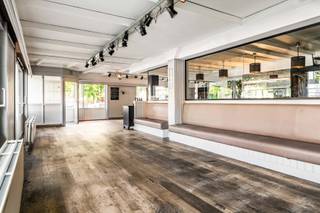 <p>Dit commercieel gelijkvloers geniet van een uitstekende ligging, middenin het bruisende hart van Wilrijk. Omringd door groene recreatiegebieden, tal van sportfaciliteiten, scholen en campussen ervaar je hier een constante dynamiek en passage. Bovendien vormt deze plek dankzij de uitstekende bereikbaarheid met de wagen, fiets én het openbaar vervoer de ideale uitvalbasis om jouw ondernemersdroom werkelijkheid te maken.</p>
<p>De voormalige bistro beschikt over een indrukwekkende zaal met bar, waar gezelligheid en sfeer centraal staan. Via de schuifdeur loopt de ruimte moeiteloos over in een royaal terras van maar liefst 76 m², een absolute troef op drukke dagen en sfeervolle zomerdagen. Daarnaast werd er nog een aparte polyvalente ruimte, een semi-geïnstalleerde keuken én toiletten voorzien. Tot slot bevindt er zich achteraan nog een rustige, privatieve buitenruimte waar je even kan genieten van de welverdiende pauzes.</p>
<p>Of je nu droomt van een gezellige brasserie, een trendy koffiebar, een evenementenruimte of een creatieve workshoplocatie, door de veelzijdige indeling en de mooie oppervlakte biedt dit pand eindeloos veel mogelijkheden.</p>
<p>Kortom jouw concept, jouw visie en jouw toekomst. Plan snel een afspraak in en laat de ruimtes voor zich spreken!</p>
<p><strong>Maandelijkse kosten: </strong>+/- € 78,40/maand (inclusief schoonmaak, elektriciteit en water gemene delen, verzekeringen, syndicus, ...). De kosten worden 1x per jaar afgerekend (jaarlijkse afrekening).</p>
<p><strong>Technische gegevens: </strong>Centrale verwarming op gas via een condenserende ketel (individueel), HR-beglazing in PVC, geïsoleerd dak.</p>
<p><strong>Stedenbouwkundige inlichtingen en bodemattest aanwezig. Asbestveilig (maar niet asbestvrij). Bevindt zich niet in een risicozone voor overstromingen (P- en G-score A). Renovatieverplichting niet van toepassing. Stedenbouwkundige overtreding gekend. </strong></p>
