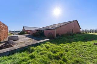 <strong>Kortenaken: woning met magazijn en boomgaard te koop op een landelijke ligging</strong><br /><br />Deze vrijstaande, ruime en veelzijdige woning, idyllisch gelegen tussen de velden in het rustige en groene Kortenaken. Hier geniet u van de perfecte combinatie van landelijke rust en een vlotte bereikbaarheid: op slechts 5 minuten bevindt u zich in het centrum met winkels en alle nodige voorzieningen.<br /><br />De woning zelf biedt en zee aan ruimte en comfort. Met maar liefst 5 volwaardige slaapkamers is er plaats voor het hele gezin. De lichtrijke en ruime living vormt het hart van de woning, ideaal om te ontspannen of gasten te ontvangen. Er is ook een optie tot een tweede badkamer.<br />Buiten vindt u een prachtige boomgaard en magazijn/loods die tal van mogelijkheden biedt voor natuurliefhebbers. <br /><br />Als extra troef is er de mogelijkheid tot het bijkopen van een aangrenzend stuk landbouwgrond van ongeveer 1,5 hectare - ideaal voor wie droomt van extra ruimte, dieren of agrarische activiteiten.<br /><br />Kortom, een unieke eigendom voor wie ruim en landelijk wil wonen, zonder in te boeten op bereikbaarheid en comfort.<br /><br /><strong>Indeling:<br />- Gelijkvloers:</strong> Inkomhal, toilet, nachthal, living, keuken, wasplaats, garage, koele berging, slaapkamer, slaapkamer, slaapkamer, badkamer, badkamer, slaapkamer, slaapkamer, <br /><strong>- Eerste verdieping:</strong> Zolder<br /><br /><strong>Troeven:</strong><br />- Optie om mee te kopen: landbouwgrond van 1,5 hectare (prijs op aanvraag)<br />- Landelijke ligging maar toch vlotte verbinding met winkels en voorzieningen<br />- Woning en magazijn vergund<br /><br />Bent u op zoek naar een charmante woning met veel ruimte en grond? Plan vandaag nog uw bezoek in en ontdek deze topper in Kortenaken.<br /><br />​​​​​​<strong>JOUW DROOMWONING. ZO GEVONDEN!</strong>