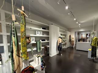 Stijlvolle commerciële ruimte van +/- 80 m² in de levendige Kloosterstraat.De moderne gevel en hoogwaardige afwerking met gietvloer, ingemaakte...