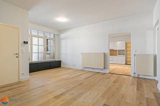 Op een uitstekende locatie in het centrum van Beerzel bevindt zich dit instapklare, gelijkvloerse appartement. U bevindt zich hier op een...