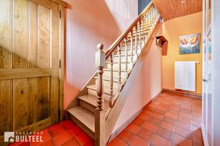 Op een indrukwekkend perceel van 3.036 m2 bevindt zich deze landelijke villa, een ideale thuis voor wie van ruimte, privacy en groen houdt. Gelegen aan de rand van Overslag ben je op een boogscheut verwijderd van verschillende wandel- en fietsroutes door de adembenemende natuur. De tuin vooraan heeft een ruime oprijlaan en biedt plaats aan meerdere voertuigen. Vanuit de inkomhal betreed je de lichtrijke leefruimte met als sfeervolle blikvanger, de houtkachel. Aansluitend ligt de veranda, een heerlijke plek om te ontspannen met zicht op de mooie tuin. Van hieruit kan je ook naar het gezellige terras. De open keuken is ruim en volledig uitgerust. Verder vinden we op het gelijkvloers een gastentoilet, een spender, een wasruimte en een inpandige garage met automatische poort. Op het eerste verdiep zijn 3 volwaardige slaapkamers en een recent vernieuwde badkamer met dubbele wastafel, toilet, douche en ligbad. Op het domein staat bovendien een ruime, aparte garage met extra stalruimte. Deze woning beschikt over een conform elektriciteitsattest, heeft 10 zonnepanelen en een regenwaterput die is aangesloten op de wasplaats en de toiletten. Er is ook de mogelijkheid om een extra perceel weiland mee aan te kopen. Kortom, een fantastische mogelijkheid voor wie van groen, weidse uitzichten en comfort houdt! Contacteer ons zeker voor uw bezoek.