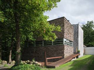 Vrijstaande architectenwoning (BJ 1996) met een indrukwekkend woon- en werkvolume, gelegen in een residentiële en groene omgeving nabij Gent-Sint-Pieters. <br /><br />Hier woont u aan het einde van een residentiële woonwijk, op de grens met een natuurpark. De ligging combineert rust en groen met een uitstekende bereikbaarheid dankzij de nabijheid van de R4 en het station Gent-Sint-Pieters. Parkeren kan comfortabel op het eigen terrein of in de ruime dubbele garage. De woning bevindt zich op een perceel van 740 m² met als hoofdbestemming natuurgebied.<br /><br />Deze architecturale woning (EPC B-label) onderscheidt zich door haar krachtige vormentaal, uitgesproken materialiteit en een doordachte indeling die licht, ruimtelijkheid en functionaliteit centraal stelt. De woning ontvouwt zich over verschillende niveaus en omvat onder meer drie volwaardige slaapkamers, twee compacte badkamers en een afzonderlijke bureauruimte (met terras) op de bovenste verdieping.<br /><br />Grote raampartijen trekken het omliggende groen naar binnen en zorgen voor een uitzonderlijke lichtinval doorheen de woning. <br /><br />De woning wordt verwarmd via een Buderus-gasketel en is uitgerust met een ventilatiesysteem type D.<br /><br />De kelderverdieping en ruime garage bieden extra opslagruimte. <br /><br />Een zeldzame opportuniteit voor liefhebbers van architectuur die op zoek zijn naar een unieke woonbeleving op een strategische locatie in Gent.<br /><br />Deze woning wordt verkocht via een aankoop-/verkoopbelofte, waarbij de notariële akte in 2027 zal plaatsvinden. Neem gerust contact met ons op voor meer informatie over de voorwaarden.