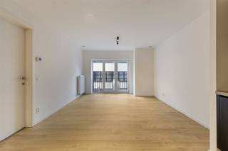 <p><span>La résidence haut de gamme Hampton II est située juste à la périphérie du centre-ville (à l'angle de la Weststraat, de la Vanderstichelenstraat et de la Van Beersstraat) et à 50 mètres du Zeedijk. </span></p><p><span>Cette résidence neuve exclusive abrite un large éventail d'appartements de 1, 2 et 3 chambres, dont certains disposent de terrasses spacieuses et d'une vue sur la mer. </span></p><p><span>Les appartements en duplex sont situés aux étages supérieurs.</span></p><p><span>Le rez-de-chaussée abrite également 4 locaux commerciaux, une vitrine et des garages au rez-de-chaussée et au sous-sol.</span></p><p><span> </span></p><p><span>Ce projet est terminé. Il ne reste plus qu'un appartement à vendre.</span></p><p><span> </span></p><p><span>Achetez maintenant avec une TVA de 6 %!*</span></p><p><span> </span></p><p><span>*Contactez notre agence pour connaître les conditions et frais supplémentaires</span></p><p><span> </span></p><p><span> </span></p>