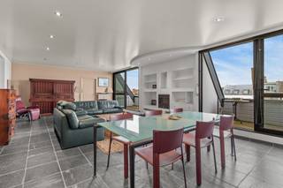 3 terrassen die zuid gericht zijn<br /><br />Dakappartement met een oppervlakte van 160 m²<br /><br />4 mooie slaapkamers<br /><br />Zeer centraal gelegen