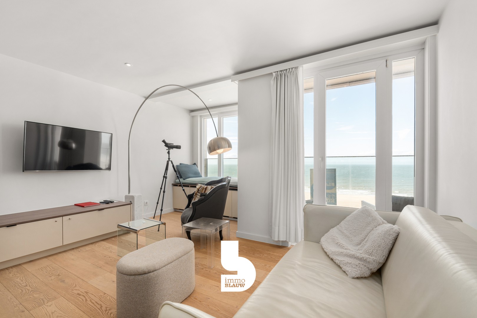 Frontaal zeezicht in een gerenoveerd appartement en gebouw. - foto 4
