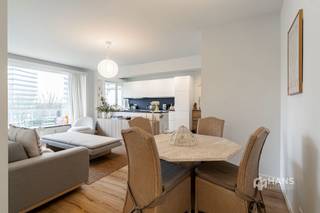 <p><span>Het pand is gelegen in de gegeerde Pulhofwijk, een strategische en uitstekend bereikbare locatie voor wie rustig wil wonen, maar toch vlot wil verbonden blijven met de stad. Het station van Mortsel bevindt zich op wandelafstand en ook bus- en tramverbindingen zijn ruim vertegenwoordigd in de nabije omgeving. Daarnaast zijn er verschillende velo-stations in de buurt en bereik je met de wagen de snelweg in slechts enkele minuten.</span></p><p><span> </span></p><p><span>Het appartement bevindt zich op de vijfde verdieping van een verzorgd gebouw, waarvan het dak geïsoleerd is conform de norm 2020. De vaste kosten bedragen € 227/maand en omvatten verwarming op gas, warm/koud water, blokpolis, minuterie en lift— een duidelijk en overzichtelijk geheel. In 2021 werd het appartement volledig gerenoveerd en sindsdien werd het met zorg onderhouden. De elektriciteit is conform, waardoor je hier zonder bijkomende werken of zorgen je intrek kan nemen.</span></p><p><span> </span></p><p><span>Je betreedt het appartement via de ruime leefruimte met open keuken (ca. 36 m²). Dankzij de grote raampartij geniet deze ruimte van een overvloed aan natuurlijk licht. De keuken is volledig uitgerust met hedendaags comfort en vormt een mooi geheel met de woonruimte. Vanuit de keuken heb je toegang tot het oost-georiënteerde terras van maar liefst 18 m². De twee slaapkamers zijn respectievelijk 11 m² en 14 m² groot en bieden voldoende ruimte voor comfortabel wonen. De badkamer (5 m²) is ingericht met een lavabomeubel en inloopdouche en beschikt bovendien over aansluitingen voor een was- en droogmachine. Het toilet is apart voorzien.</span></p><p><span> </span></p><p><span>Tot slot hoort er bij het appartement nog een privatieve kelderberging.</span></p><p><span> </span></p><p><span>Ben je op zoek naar een appartement waarin je zonder zorgen je intrek kan nemen? Mis deze kans niet! Bewoonbare opp. 83 m² ref.: bruto vloeropp. EPC. Voor meer info of een gratis schatting surf naar www.hansimmo.be</span></p><p><span> </span></p>