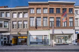 <p>Interesse in dit pand? Neem voor bijkomende informatie of het maken van een afspraak rechtstreeks contact op met Roeland Hilderson via <strong>+32 495 19 30 82</strong> of <strong>roeland@copandi.be</strong>.</p><p>Ben je op zoek naar een ruim handelspand op een uitstekende locatie in het centrum van Mechelen? Dan is dit veelzijdige gelijkvloerse handelspand een unieke opportuniteit voor ondernemers die op zoek zijn naar zichtbaarheid, ruimte en tal van mogelijkheden.</p><p>Het pand beschikt over een ruime commerciële voorruimte van meer dan 50 m² die dankzij de open indeling perfect geschikt is als winkel, showroom of ontvangstruimte. Aansluitend bevindt zich een tweede polyvalente ruimte van ruim 23 m² die flexibel kan worden ingericht als extra verkoopruimte, kantoor of werkruimte.</p><p>Achteraan bevindt zich een bijzonder ruime keuken of atelier van bijna 48 m², waardoor het pand zich uitstekend leent voor horeca, catering, voedingszaken of andere commerciële activiteiten die extra werkruimte vereisen. Daarnaast zijn er twee afzonderlijke toiletten en een inkomhal aanwezig, wat zorgt voor extra comfort voor zowel klanten als medewerkers.</p><p>Dankzij de centrale ligging in Mechelen, de royale oppervlaktes en de flexibele indeling vormt dit handelspand de ideale uitvalsbasis voor uiteenlopende commerciële activiteiten. Een uitstekende opportuniteit voor ondernemers die hun zaak willen vestigen op een goed bereikbare locatie.</p><p>✅ Gelijkvloers handelspand op commerciële ligging<br />✅ Ruime winkelruimte van ca. 52 m²<br />✅ Extra polyvalente ruimte van ca. 23 m²<br />✅ Achterliggende keuken/atelier van ca. 48 m²<br />✅ Twee aparte toiletten<br />✅ Veel mogelijkheden voor diverse handelsactiviteiten</p>