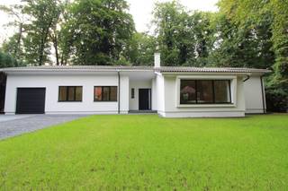 <p><strong><b>Instapklare gezinswoning – volledig gerenoveerd!</b></strong></p>
<p>Op zoek naar een woning die ruimte en comfort combineert met energiezuinigheid en de technieken van vandaag? Deze recente totaalrenovatie (2024-2025) werd tot in de puntjes afgewerkt en staat te wachten op haar eerste bewoners. Met 4 slaapkamers, een luxebadkamer, een gezellige leefruimte, splinternieuwe keuken en een prachtig perceel van maar liefst 1.522 m², biedt dit huis alles voor wie meteen zorgeloos wil intrekken!</p>
<p><strong><b>Indeling:</b></strong></p>
<ul>
<li><span></span>Ruime inkomhal die meteen een verzorgd gevoel geeft.</li>
<li><span></span>Gezellige leefruimte met aansluitend de keuken</li>
<li><span></span>Splinternieuwe keuken, uitgerust met een Bora kookplaat met geïntegreerde dampkap, spoelbak, vaatwasser, oven, magnetron en een grote koelkast. De grote ramen en het schuifraam zorgen voor een directe connectie met het terras en de tuin.</li>
<li><span></span>Vier slaapkamers, waarvan twee aan de tuinzijde (12m² en 16m²), en twee aan de voorzijde van elk 9m²</li>
<li><span></span>Luxueuze badkamer met ligbad, ruime inloopdouche met glazen wand, dubbel badkamermeubel met grote spiegel voorzien van licht en verwarming alsook een stijlvol zwart hangtoilet.</li>
<li><span></span>Berging/technische ruimte met praktische voorziening voor wasmachine.</li>
<li><span></span>Gastentoilet eveneens met stijlvol zwart hangtoilet voorzien van handenwasser.</li>
<li><span></span>Inpandige garage met nieuwe poort en aparte buitendeur.</li>
</ul>
<p><strong><b>Technieken en afwerking:</b></strong></p>
<ul>
<li><span></span>Nieuwe elektriciteit doorheen de gehele woning (CONFORM Arei)</li>
<li><span></span>Nieuwe sanitaire leidingen, afvoeren en installaties</li>
<li><span></span>Nieuwe vloerverwarming doorheen de gehele woning, aangestuurd door een warmtepomp lucht/water met passieve koeling.</li>
</ul>
<p><strong><b>Buitenruimte:</b></strong><br />Het perceel van 1.522 m² biedt een grote, groene tuin met veel bomen en privacy. Vanuit de keuken geeft een schuifraam toegang tot een terras en de tuin.</p>
<p>De oprit naar de garage werd links en rechts uitgebreid om extra parkeerplaats te creëren en voldoende manoeuvreerruimte te voorzien.</p>
<p></p>
<p>Kom zelf ervaren wat deze woning te bieden heeft, en neem vandaag nog contact met ons op!</p>
<p></p>