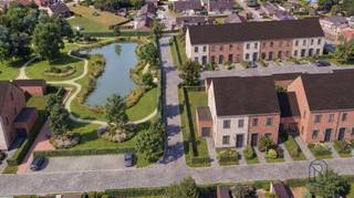 <p>Aan de rand van Harelbeke, op een rustige en groene locatie met vlotte verbinding naar Kortrijk, verrijst een nieuw woonproject met 26 kwaliteitsvolle woningen. Deze eigentijdse verkaveling brengt het beste van twee werelden samen: een ontspannen, residentiële omgeving en een uitstekende bereikbaarheid van scholen, winkels en belangrijke uitvalswegen.<br /><br /><strong>Hedendaags en energiezuinig wonen</strong><br /><br />De woningen, zowel halfopen als rijwoningen, worden gebouwd volgens de huidige energienormen en uitgerust met moderne technieken zoals ventilatie D, vloerverwarming, warmtepomp en zonnepanelen. Hierdoor geniet je van een duurzame, comfortabele en energiezuinige thuis die klaar is voor de toekomst.<br /><br />Met bewoonbare oppervlaktes tussen de 122 en 162 m² en standaard vier slaapkamers biedt elke woning een doordachte indeling waarbij leefruimte, licht en functionaliteit centraal staan. Een carport bij elke woning en een grote, centrale groenzone binnen de verkaveling vormen extra troeven voor wie houdt van ruimte en rust.<br /><br /><strong>Een thuis die bij je past</strong><br /><br />De woningen worden volledig afgewerkt en bieden ruime keuzemogelijkheden in materialen en afwerking. Hierdoor kun je je nieuwe woonst vormgeven in de stijl die bij jou past, binnen het comfort van een sleutel-op-de-deur aanpak.<br /><br /><strong>Ideaal voor gezinnen en rustzoekers</strong><br /><br />Dankzij de kindvriendelijke omgeving, de groene invulling van het project en de perfecte balans tussen rust en nabijheid van stedelijke voorzieningen, is dit woonproject ideaal voor gezinnen, starters en iedereen die waarde hecht aan hedendaags wooncomfort in een aangename, open buurt.<br /><br /><span><strong>6% BTW mogelijk voor lot 16 &amp; 17!</strong></span><br /><br />Indien u vrijblijvend een bezoek wenst aan het project, neem dan zeker contact met Immo Beguin via emiel@immobeguin.be</p>