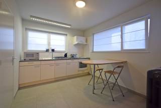 Brugstraat 36 bus 1B – Ieper/BoezingeRuim en vlot bereikbaar éénslaapkamerappartement bestaande uit een inkomhal, een lichtrijke woonkamer met zicht...