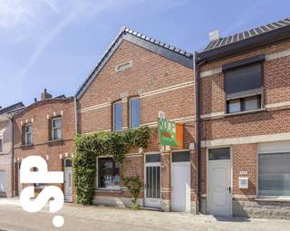 Charmante woning op perceel van 7A 34CA in het hart van Geel.<br /><br />Bent u op zoek naar een charmante woning met karakter, gelegen op wandelafstand van scholen, winkels, het zwembad en het openbaar vervoer? Dan is deze deels te renoveren woning precies wat u zoekt. Dankzij de centrale ligging, het ruime perceel en de vele recente investeringen vormt deze woning de ideale basis om volledig naar eigen smaak af te werken.<br /><br />Indeling: <br />Bij het betreden van de woning komt u in de leefruimte terecht. Aansluitend bevindt zich de keuken met veranda, die uitkijkt op de tuin en veel natuurlijk licht binnenbrengt. Op de eerste verdieping zijn er twee slaapkamers en een afgewerkte badkamer. Voorts is er ook een kelder- en zolderruimte aanwezig. <br /><br />Troeven van deze woning:<br />- Ruim perceel van 734 m²<br />- Recent vernieuwd dak<br />- Gunstig EPC-label C (269 kWh/m²)<br />- Conforme elektrische installatie<br />- Recent geplaatste zonnepanelen<br />- Niet gelegen in een overstromingsgebied<br />- Karaktervolle woning met tal van mogelijkheden<br />- Centrale ligging in het hart van Geel<br /><br />Met haar centrale ligging, ruime perceel en reeds uitgevoerde renovatiewerken biedt deze woning tal van mogelijkheden voor wie op zoek is naar een woning die verder naar eigen wensen kan worden afgewerkt.<br /><br />Voor meer informatie of een bezoek ter plaatse, kan u contact opnemen met IMMO SP via 014 59 10 20 of mailen naar jill@immosp.be. Benieuwd naar de waarde van uw eigen woning? Vraag vrijblijvend een gratis verkoopanalyse aan – wij helpen u graag verder!