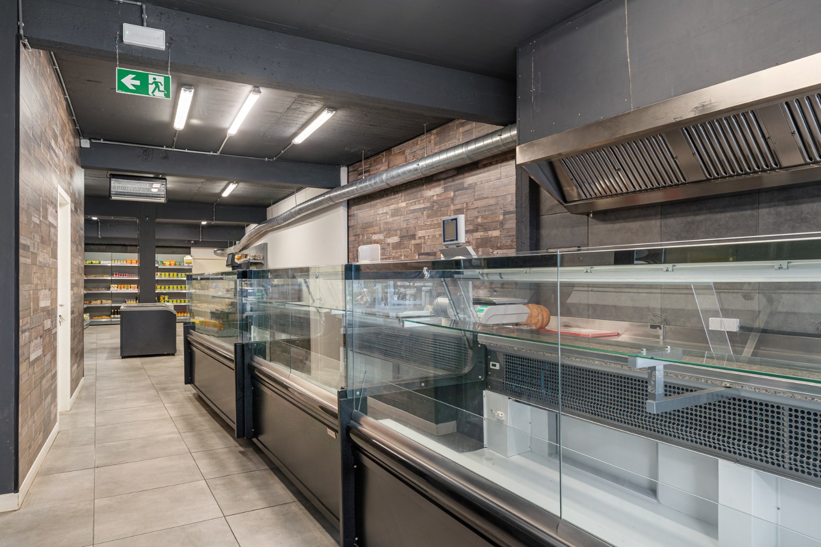 Commercieel uitstekend gelegen investeringspand bestaande uit winkel + duplex - foto 2