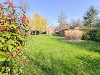 <p>Située dans un environnement particulièrement calme et rural, cette maison individuelle offre une agréable sensation d’espace et d’intimité. La propriété dispose d’un jardin orienté sud-ouest de pas moins de 683 m², vous permettant de profiter du soleil tout au long de l’après-midi et de la soirée.</p>
<p>En entrant dans la maison, vous accédez au hall d’entrée avec toilette invités, qui mène vers l’espace de vie lumineux. Le séjour avec salle à manger et cuisine ouverte forme un espace de vie ouvert et fonctionnel. Une buanderie / pièce de rangement pratique se trouve à côté de la cuisine. Depuis l’espace de vie, une porte donne un accès direct à la spacieuse terrasse, qui se prolonge harmonieusement vers le magnifique jardin – l’endroit idéal pour profiter du calme et de l’extérieur.</p>
<p>À l’étage, vous trouverez deux chambres, dont une grande chambre parentale avec placards intégrés, un espace de rangement supplémentaire et une salle de bains équipée d’une douche, d’une baignoire et d’un lavabo simple.L’extérieur offre également plusieurs atouts. La propriété dispose d’un grand carport de 55 m², dont une partie est aménagée en espace de stockage pratique. De plus, un abri de jardin séparé est présent.</p>
<p>Cette propriété est idéale pour ceux qui recherchent une habitation dans un environnement vert et paisible avec tout le confort nécessaire.</p>
<p>Informations urbanistiques en cours de demande.Pour plus d’informations ou pour une visite sans engagement, contactez Marie au 0479/020 111 ou envoyez un e-mail à marie@immax.be</p>