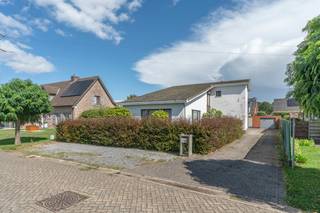 <p><strong>Zeer gunstig gelegen woning met drie slaapkamers op mooi perceel van 647 m²</strong><br /><br /><strong>Gunstig gelegen</strong> in een rustige straat doch vlakbij het centrum van Beerse met winkels, horeca, scholen, openbaar vervoer en met een vlotte bereikbaarheid naar de omliggende gemeenten en autostrade <strong>E34 Antwerpen - Eindhoven.</strong><br /><br />Deze aangename en charmante woning bestaat uit een royale inkomhal met gastentoilet, een zeer lichte en ruime leefruimte van 46 m² en een vernieuwde keuken achteraan die uitkijkt op de tuin. Deze <strong>volledig geïnstalleerde keuken </strong>bestaat uit een inductievuur met dampkap, koelkast en aparte diepvries, combi-oven en vaatwasser. Aansluitend hieraan de berging/wasplaats. Op het gelijkvloers vinden we ook de badkamer met douche in bad, bidet en wastafel terug en toegang naar de ruime kelder.<br /><br />Op de<strong> eerste verdieping</strong> treffen we 3 slaapkamers en een zolderkamer met natuurlijk licht die vrij eenvoudig in te richten is als 4e slaapkamer/bureau of dressing.<br /><br />Achteraan de woning werd een overdekt terras opgericht en een aparte vergunde garage en berging van 41 m². Verder een gezellige tuin op het oosten met veel privacy, alsook een grote oprit. Kruipkelder is aanwezig.<br /><br />De woning is wel te renoveren naar de hedendaagse normen. <br /><br />Renovatieplicht van toepassing. (E label). <br /><br />Bezoek deze woning op afspraak via info@dilegno.immo of 014 70 73 23<br /><br /><br /><br /></p>