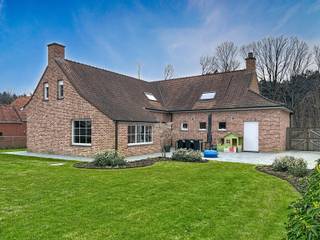 <p>Instapklare alleenstaande woning met open zicht bestaande uit een inkomhal met afzonderlijk toilet en vestiaire, zeer ruime leefruimte met eet-en zithoek, uitgeruste keuken met eetplaats, dubbele garage + was/bergplaats en een grote onderhoudsvriendelijke tuin met aangelegd terras en open zicht. Op het verdiep is een nachthal met afzonderlijk toilet, 3 ruime slaapkamers, dressing, ingerichte badkamer (douche, ligbad en lavabomeubel en een trapluik naar de geïsoleerde bergzolder.</p>
<p>Extra troeven:</p>
<ul>
<li>Conforme keuring elektriciteit</li>
<li>Bewoonbare oppervlakte van 289m²</li>
<li>Regenwaterput van 10.000L</li>
<li>Omgeven door groen</li>
<li>Vlotte verbinding naar allerlei faciliteiten</li>
<li>Private oprit en parkeergelegenheid voor de woning</li>
<li>Instapklaar</li>
</ul>
<p></p>
<p>Deze woning is te koop ZONDER makelaar via het concept van Smart Houses! Wenst u verdere inlichtingen of bezoek? Contacteer rechtstreeks de eigenaar via 0470/67.09.93</p>