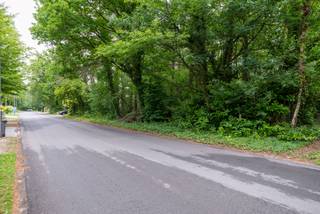 Rustig gelegen bouwgrond in een residentiële buurt en met een oppervlakte van 1.350 m².<br /><br />Geschikt voor het oprichten van een open bebouwing voor ééngezinswoning met maximum 2 bouwlagen en een dakverdieping.<br />Perceelsbreedte = vooraan: 30m, perceelsdiepte = 43m, oriëntatie = noord-west.<br /><br />Gelegen in woonparkgebied. Verkavelingsvoorschriften op eenvoudig verzoek te bekomen via ons kantoor. Vrij van bouwverplichting: u bouwt wanneer en met wie u wenst. Voorzieningen: De straat is verhard met asfalt en uitgerust met de volgende nutsvoorzieningen: water, elektriciteit, gas, TV-distributie, telefoon, openbare verlichting.<br /><br />Bijzonderheden:<br />- Zeer mooie, residentiele ligging