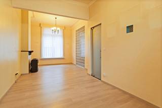 <p>Deze woning beschikt over 6 slaapkamers, een stadskoer en moderne energiezuinige voorzieningen zoals een warmtepomp (lucht-lucht), zonnepanelen en thuisbatterij.<br /><br /><strong>Indeling:<br /></strong>Bij binnenkomst leidt de ruime inkomhal met authentieke moulures naar de lichte leefruimte, voorzien van een gaskachel en een lucht-lucht warmtepomp. Aansluitend bevindt zich een bureauruimte met toegang tot de stadskoer via een schuifraam.<br /><br />De keuken is volledig uitgerust met een oven, combi-oven, vaatwasser, 5-pits gasvuur en dampkap. Hier zijn ook aansluitingen voor een wasmachine en droogkast voorzien. Op het gelijkvloers bevindt zich verder nog een apart toilet.<br /><br />Op het <span>tussenverdiep (0-1)</span> bevindt zich een badkamer met een bad, douche, dubbele lavabo met meubel en toilet.<br /><br /><span>De eerste verdieping</span> omvat twee ruime slaapkamers.<br /><br />Op de <span>tweede verdieping</span> is er momenteel één grote slaapkamer (30m²), die eenvoudig opnieuw kan worden opgedeeld in twee aparte kamers. Op <span>de derde verdieping</span> zijn er nog eens twee extra slaapkamers onder het recent vernieuwde en goed geïsoleerde dak.<br /><br /><strong>Bijzonderheden:<br /></strong>Daken geïsoleerd.<br />EPC energielabel C.<br />Zonnepanelen en thuisbatterij.<br />Alle leidingen werden vernieuwd.<br />5-6 slaapkamers.<br />Warmtepomp lucht-lucht in de leefruimte.</p>
<p><strong>Ligging:<br /></strong>Centraal gelegen in Borgerhout, met winkels, scholen en openbaar vervoer vlakbij. Vlotte verbindingen naar Antwerpen en Spoor Oost op korte afstand.</p>