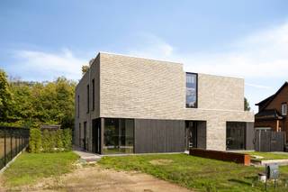 <h3><span>Maison moderne mitoyenne de 2024 aux finitions haut de gamme</span></h3><p><span>Vous recherchez une </span><span>maison moderne, prête à emménager et économe en énergie,</span><span> où la lumière, l'espace et la qualité occupent une place centrale ? Alors cette magnifique maison semi-ouverte datant de 2024 vaut vraiment le détour.</span></p><p><span>Située dans un </span><span>quartier résidentiel calme à Tessenderlo</span><span>, cette maison allie un emplacement résidentiel agréable à un accès facile aux commerces, écoles, commodités et axes routiers principaux.</span></p><p><span>Dès votre entrée, vous ressentirez immédiatement une </span><span>sensation d’espace et d’ouverture</span><span>. Grâce à ses nombreuses baies vitrées, la maison est baignée de lumière naturelle. Le hall d’entrée dispose de </span><span>toilettes pour invités</span><span> et d’un débarras pratique.</span></p><p><span>La cuisine moderne constitue le cœur de la maison</span><span> et communique directement avec le spacieux salon. Elle bénéficie de finitions haut de gamme et est équipée d’un </span><span>four à vapeur, d’un four mixte et d’un lave-vaisselle</span><span>, ainsi que de nombreux rangements. C’est l’endroit idéal pour cuisiner, partager un repas et passer de bons moments ensemble.</span></p><p><span>Au premier étage se trouvent </span><span>3 chambres spacieuses</span><span>, une salle de bains élégante avec </span><span>douche et baignoire</span><span>, une buanderie pratique et des toilettes séparées.</span></p><p><span>À l’extérieur aussi, vous bénéficierez d’un confort optimal. Le </span><span>jardin entièrement clôturé</span><span> dispose d’une terrasse agréable et d’un abri de jardin, idéal pour se détendre ou entreposer des affaires supplémentaires.</span></p><h3><span>Atouts :</span></h3><p><span>- Année de construction 2024, prêt à emménager<br />- Matériaux et finitions haut de gamme<br />- Beaucoup de lumière naturelle<br />- Concept d’habitat ouvert et spacieux<br />- 3 chambres spacieuses<br />- Salle de bains avec douche et baignoire<br />- Panneaux solaires<br />- Citerne d'eau de pluie de </span><span>10 000</span><span> litres<br />- </span><span>CPE</span><span>A<br /><br />Vente soumise à des droits d'enregistrement inférieurs à 2 %</span><span>, sous réserve du respect des conditions légales</span></p><p><span>Une </span><span>maison récente, de qualité et économe en énergie</span><span>, sans souci de rénovation. La combinaison parfaite entre confort de vie contemporain, espace, lumière et finitions haut de gamme.</span></p>