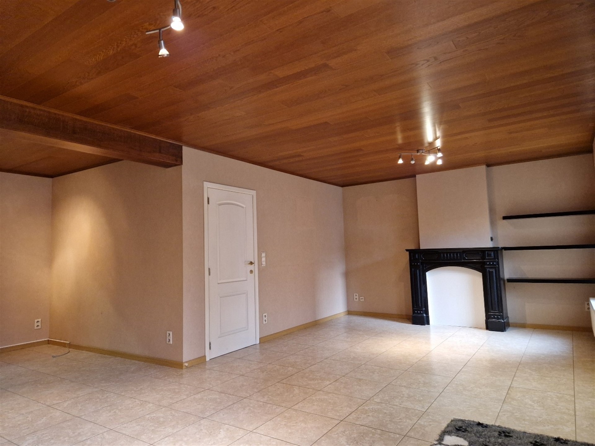 Gunstig gelegen verrassend ruime 3 slaapkamer woning met koer en garage. - foto 4