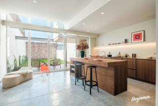 Ontdek dit hoogwaardig gerenoveerde herenhuis met drie volwaardige slaapkamers en een zonnige stadstuin, gelegen in de begeerde Vaartstraat 37 – op wandelafstand van het Plein en de Grote Markt, en met een vlotte verbinding naar de Ring en snelwegen.<br /><br />Indeling &amp; troeven:<br /><br />•De zolderverdieping werd omgetoverd tot een luxueuze master suite met ensuite badkamer en ruime dressing – een absolute eyecatcher.<br />•Op de eerste verdieping bevinden zich twee ruime slaapkamers, een stijlvolle badkamer, een ingericht bureel en een op maat gemaakte dressing en wasruimte.<br />•De leefruimte en eetkamer baden in natuurlijk licht en zijn afgewerkt met hoogwaardige materialen.<br />•De op maat gemaakte leefkeuken biedt een prachtig zicht op de verrassend grote en fraai aangelegde tuin.<br />•De woning beschikt over een droge, volledig onderkelderde ruimte van maar liefst 60 m² – ideaal voor extra opslag of hobbyruimte.<br />•Parkeren is eenvoudig dankzij bewonersplaatsen in de straat en een gehuurde garage (met mogelijkheid tot aankoop 2 stuks).<br /><br />Technische kenmerken:<br />•Volledig vernieuwd: technieken, ramen en dak werden gloednieuw gerenoveerd! Gevel gerestaureerd in samenspraak met erfgoed.<br />•Energiezuinig met EPC-label B (UC: 2860738)<br />•Elektriciteit volledig conform<br /><br />Vraagprijs: € 735.000